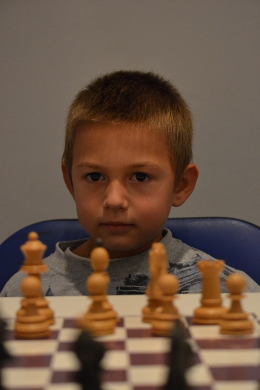 Чланови дечије школе шаха